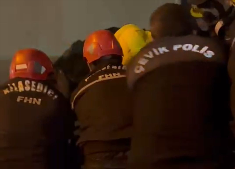 Во время пожара в Бинагадинском районе Баку пострадал сотрудник полиции - ФОТО