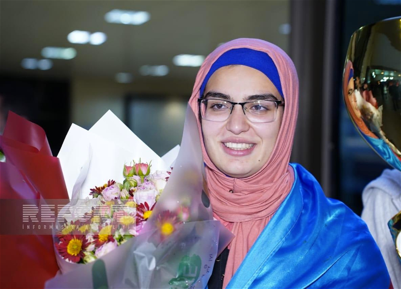 Азербайджанская шахматистка, ставшая чемпионкой мира, вернулась на родину - ФОТО