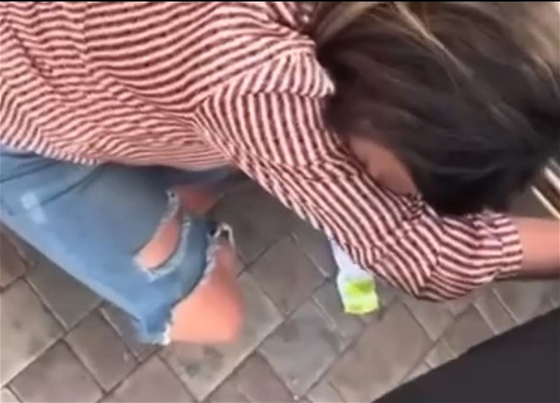 В Баку девушка бросается под машины, чтобы «заработать» денег - ВИДЕО
