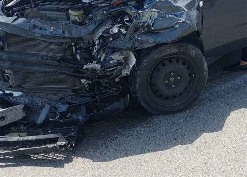 В Баку автомобиль Toyota Prius сбил 18-летнюю девушку