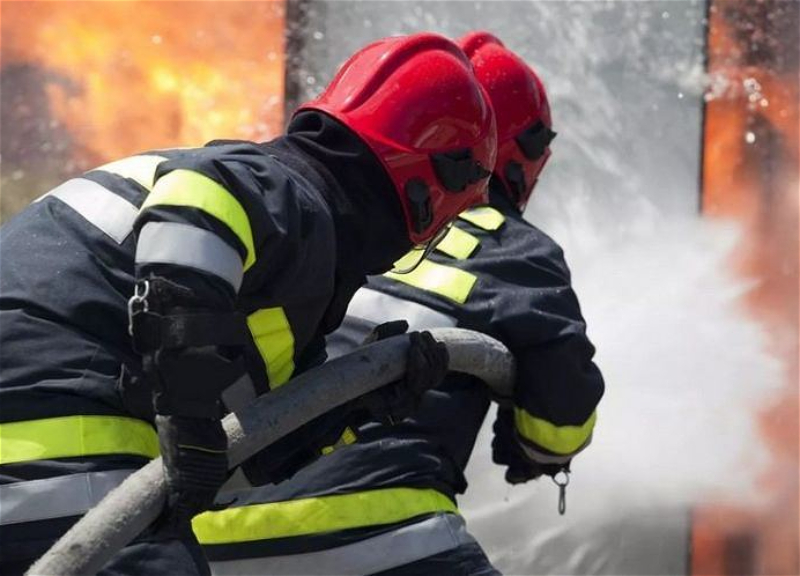 В Баку произошел пожар в жилом доме, эвакуированы 15 человек - ВИДЕО