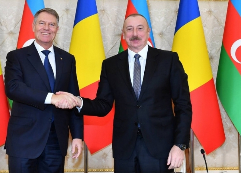Президент Азербайджана поздравил румынского коллегу с национальным праздником