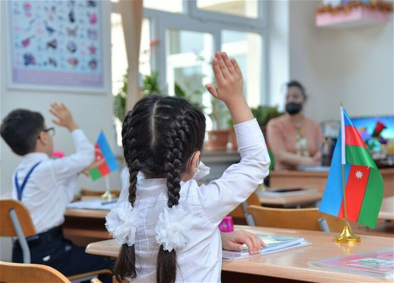 Из-за кори начальные классы этой бакинской школы перешли на дистанционное обучение