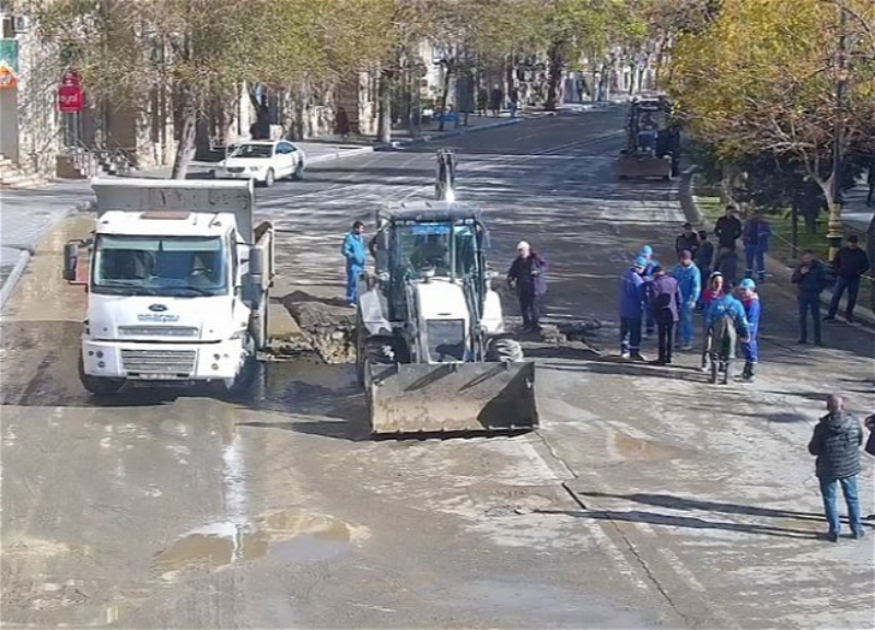 На одной из центральных улиц Баку ограничено движение транспорта - ФОТО