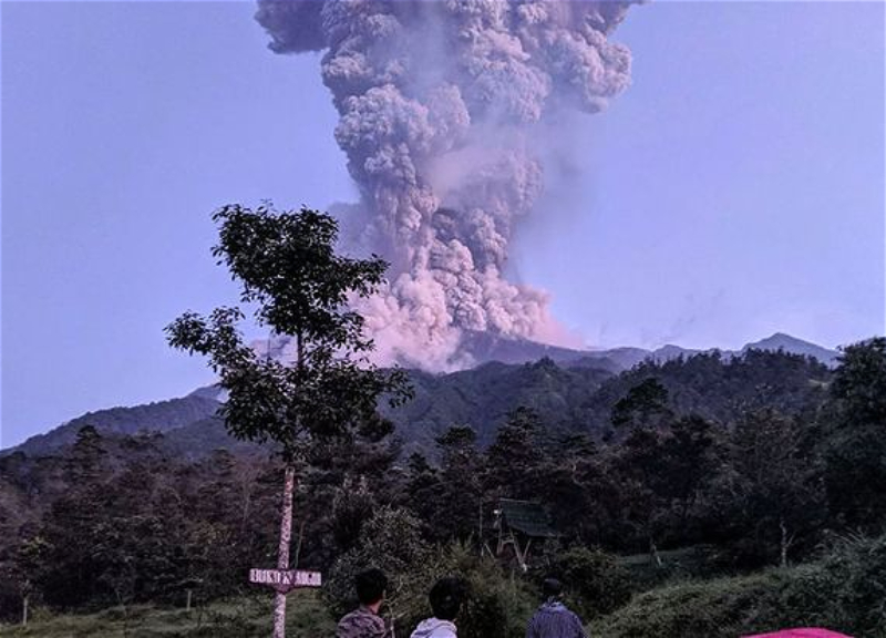 В Индонезии произошло мощное извержение вулкана Мерапи - ВИДЕО