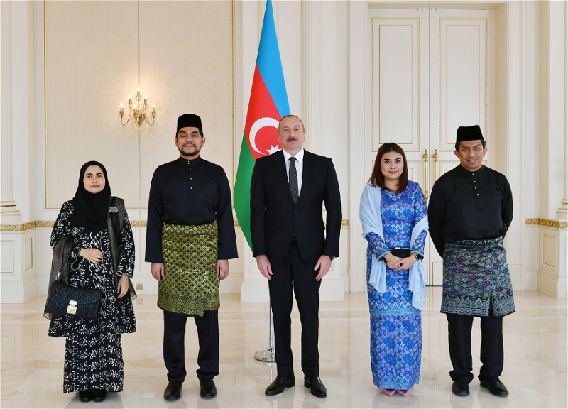 Президент Ильхам Алиев принял верительные грамоты новоназначенного посла Малайзии в Азербайджане - ФОТО