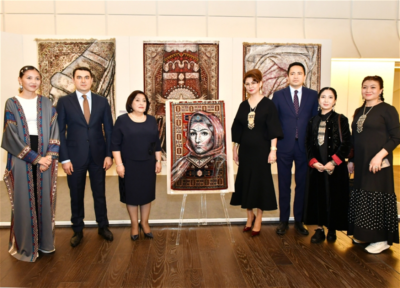 В Баку представлена выставка произведений казахстанских художников - ФОТО