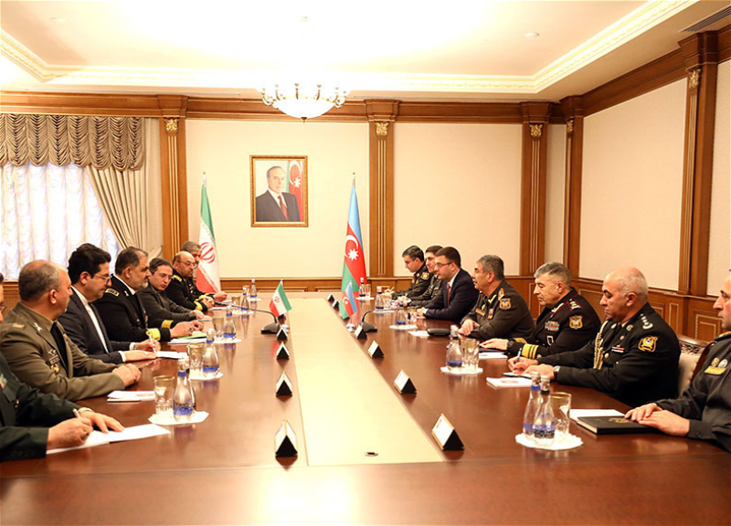 Azərbaycan müdafiə naziri İran HDQ komandanını qəbul edib