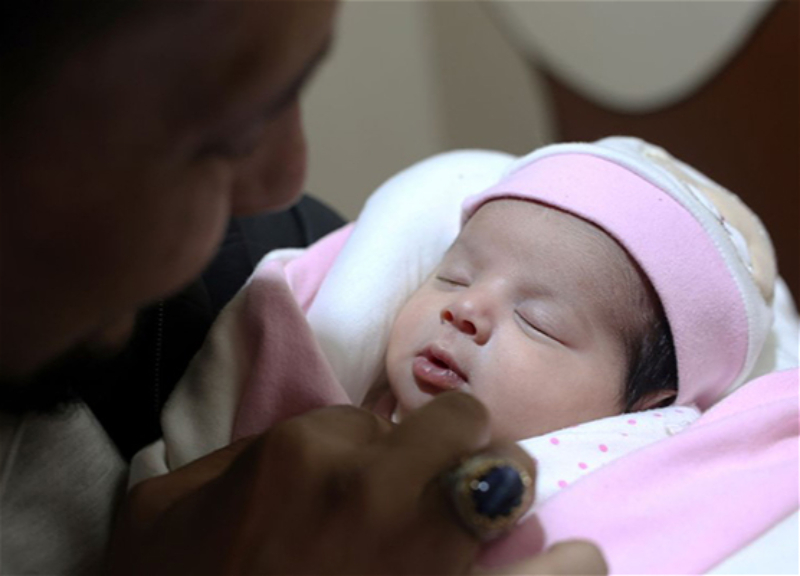 В Лянкяране 60-летняя женщина родила ребенка