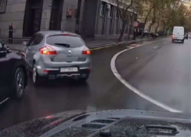 В Баку водитель Renault грубо нарушил правила и спровоцировал ДТП – ВИДЕО