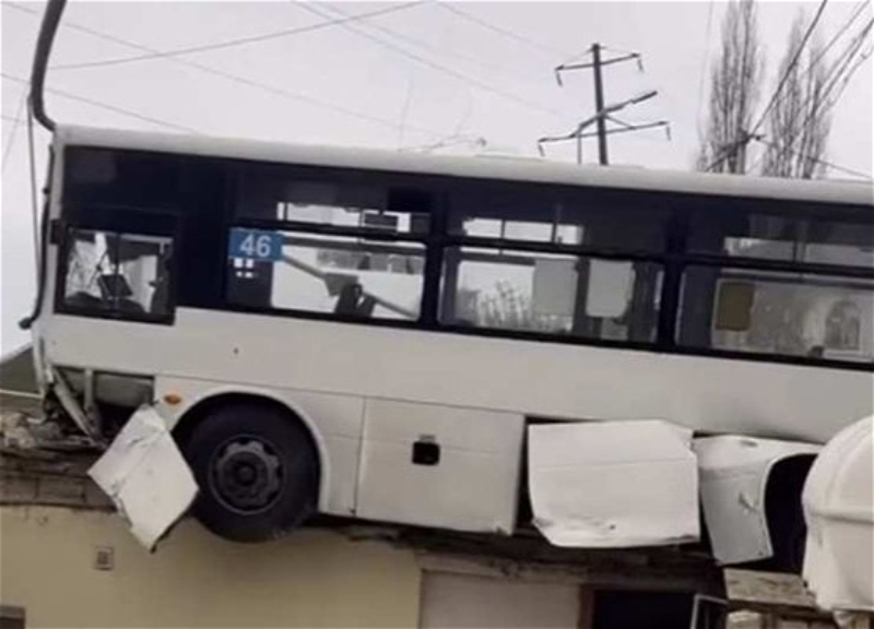 В Баку автобус залез на жилые дома - ФОТО - ВИДЕО - ОБНОВЛЕНО