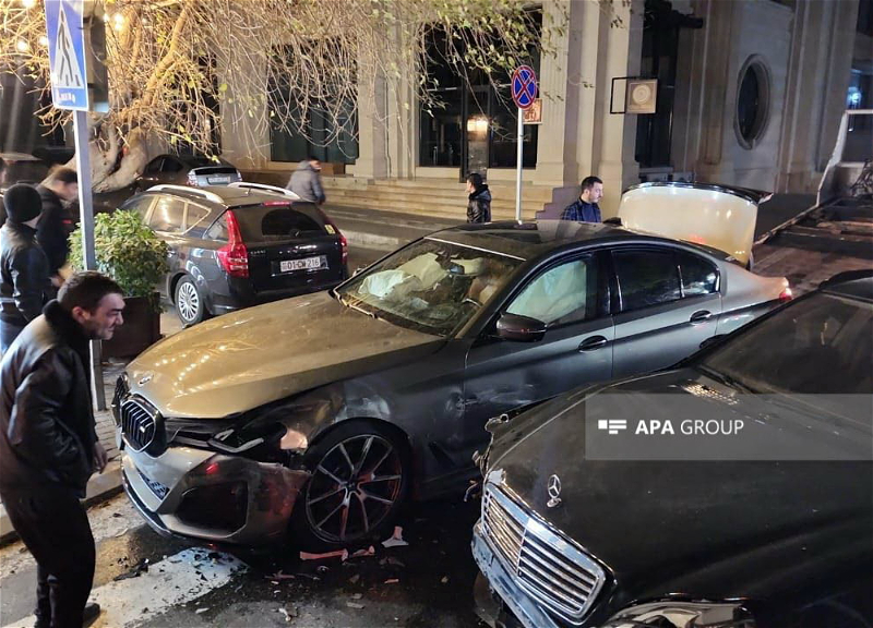 В Баку люксовый автомобиль попал в ДТП