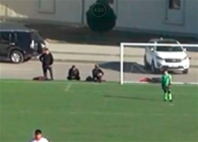 В детской лиге Азербайджана автомобиль едва не сбил ребенка прямо на футбольном поле – ВИДЕО
