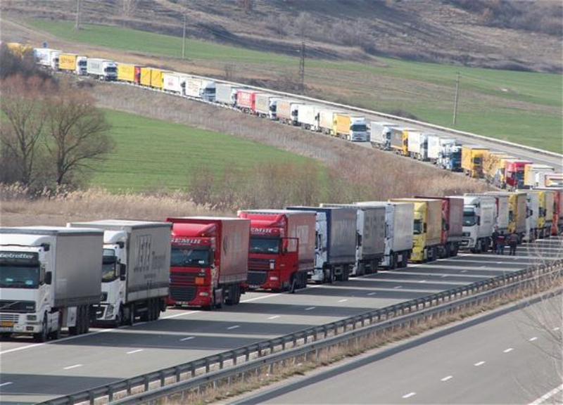 Почти 1900 грузовиков ждут выезда на азербайджанских таможенных постах