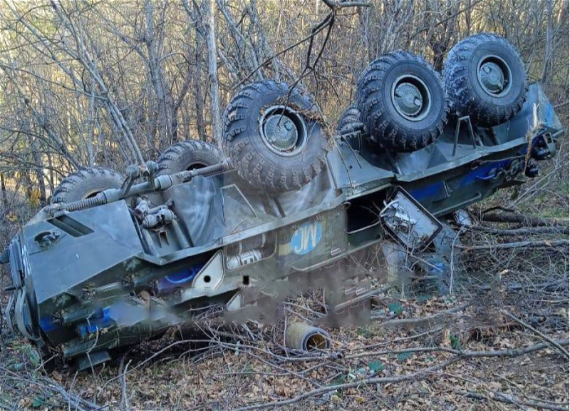 БТР российских миротворцев упал в ущелье в Ханкенди, есть погибший и пострадавшие