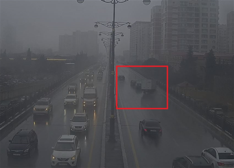 В Баку произошла авария из-за дождливой погоды - ВИДЕО
