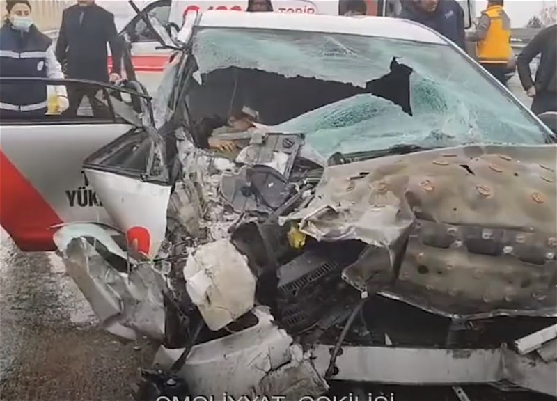 Спасатели МЧС извлекли пассажира Toyota Prius из деформированной машины – ВИДЕО