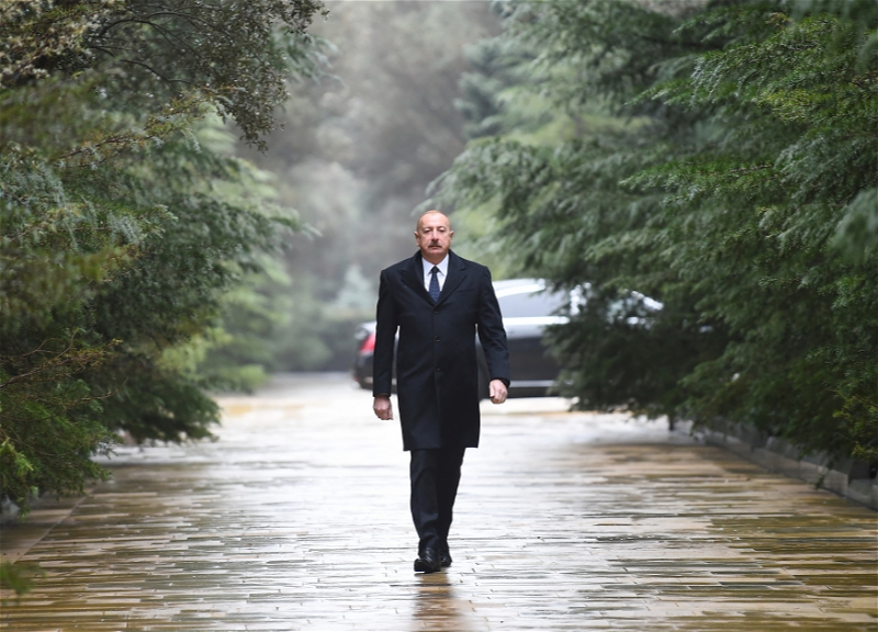 Ильхам Алиев посетил могилу общенационального лидера Гейдара Алиева - ФОТО