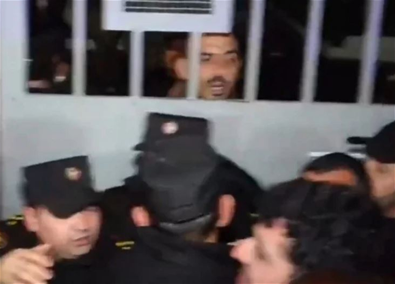 В Иреване произошла стычка между полицейскими и родственниками возвращенных Азербайджаном военных – ВИДЕО