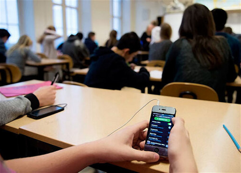 Внесена ясность в информацию о том, что в Азербайджане школьникам запрещено приносить в школу мобильные телефоны