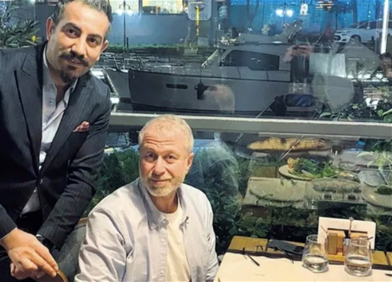 Щедрый бакшиш: Роман Абрамович оставил турецкому официанту чаевые, намного превышающие счет - ФОТО