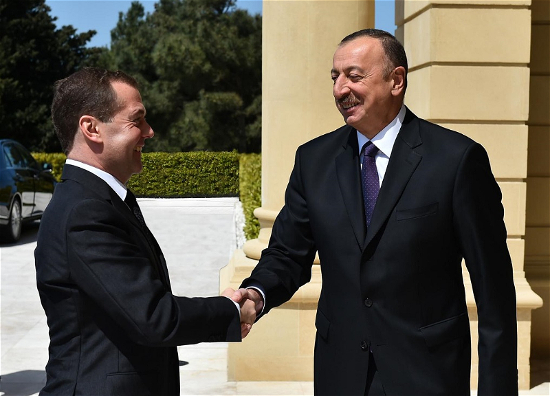 Дмитрий Медведев поздравил Президента Ильхама Алиева
