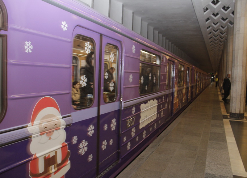 В метро запустили праздничный поезд, на шести станциях установлены елки - ФОТО
