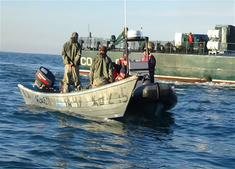 В Каспийском море спасены рыбаки, столкнувшиеся с угрозой утопления – ФОТО