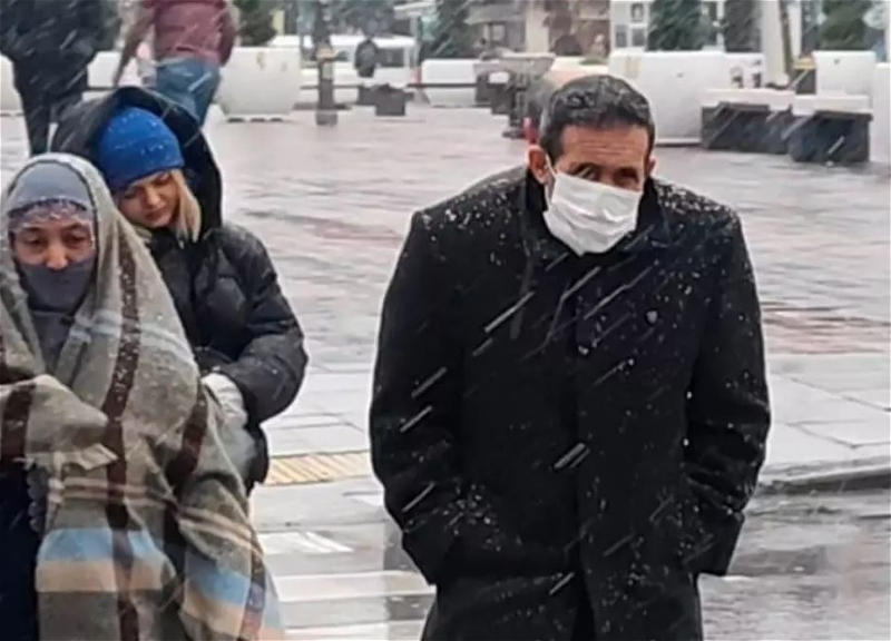 На Стамбул обрушился первый зимний снегопад – ФОТО