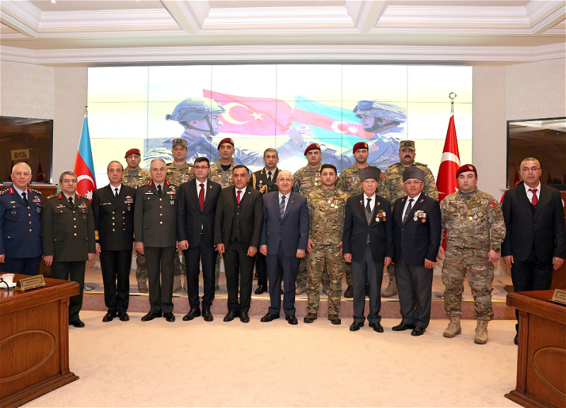 Министр нацобороны Турции встретился с азербайджанскими ветеранами - ФОТО