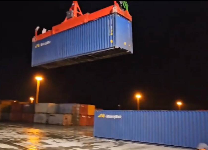 Çindən yola salınan növbəti blok qatar ötən gecə Bakı Limanına çatıb - FOTO