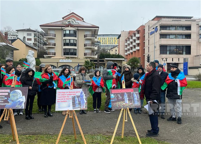 Азербайджанская община провела акцию протеста во Франции в связи с актом вандализма против памятника Натаван - ФОТО - ВИДЕО - ОБНОВЛЕНО