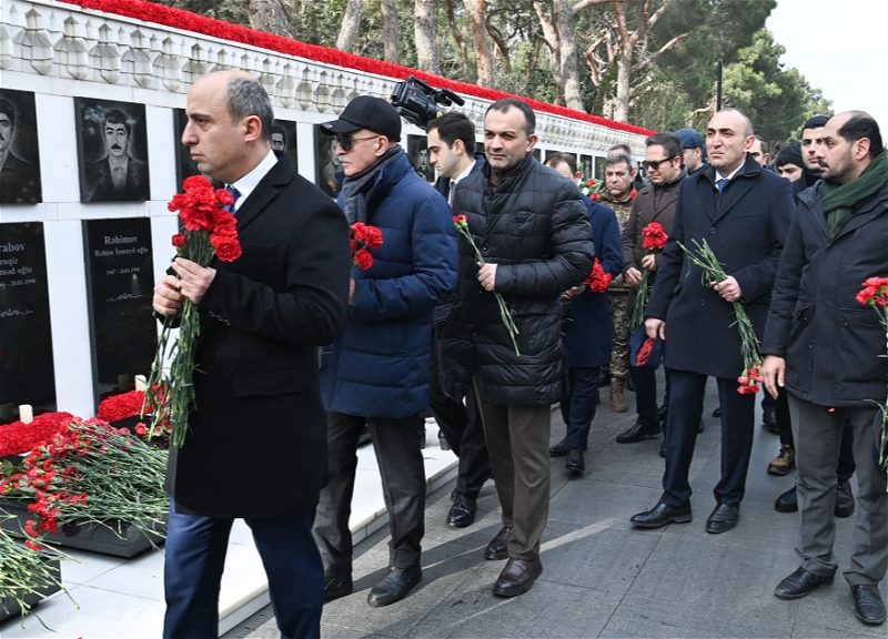 Elm və Təhsil Nazirliyinin kollektivi Şəhidlər xiyabanını ziyarət edib