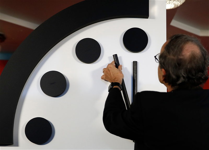 Часы Судного дня показывают 90 секунд до конца света