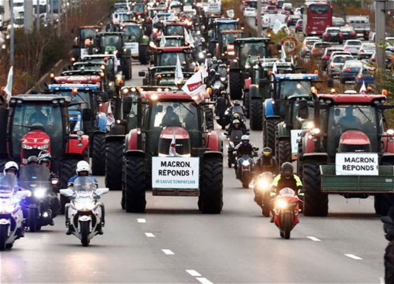 Во Франции фермеры в знак протеста перекрыли дороги в Париж - ВИДЕО