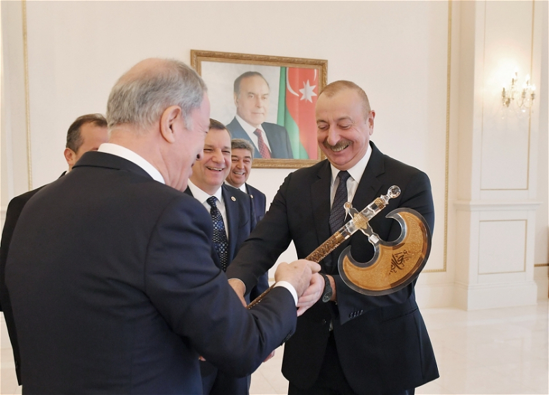 Ильхам Алиев принял делегацию во главе с председателем Комиссии по национальной обороне парламента Турции - ФОТО