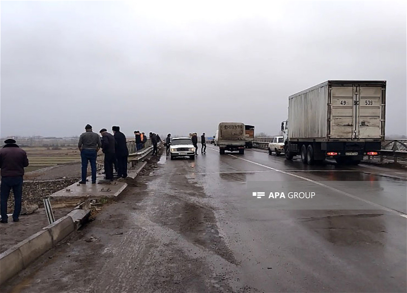 В Азербайджане грузовик упал с моста, есть погибшие – ФОТО