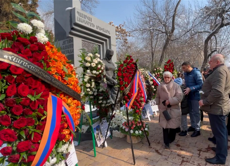 В Иреване у памятника детям блокадного Ленинграда, подвергшегося надругательству, отслужили молебен