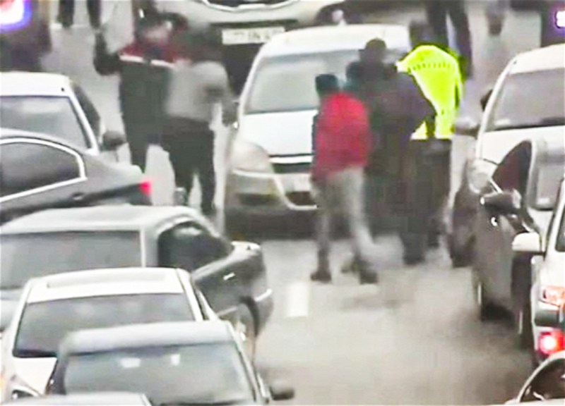 В Баку водитель протаранил порядка 15 автомобилей, пытаясь скрыться от полиции в пробке - ВИДЕО
