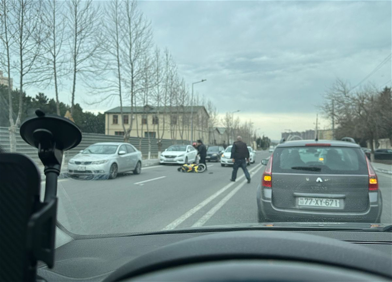 В Баку произошло ДТП с участием мотоциклиста – ВИДЕО