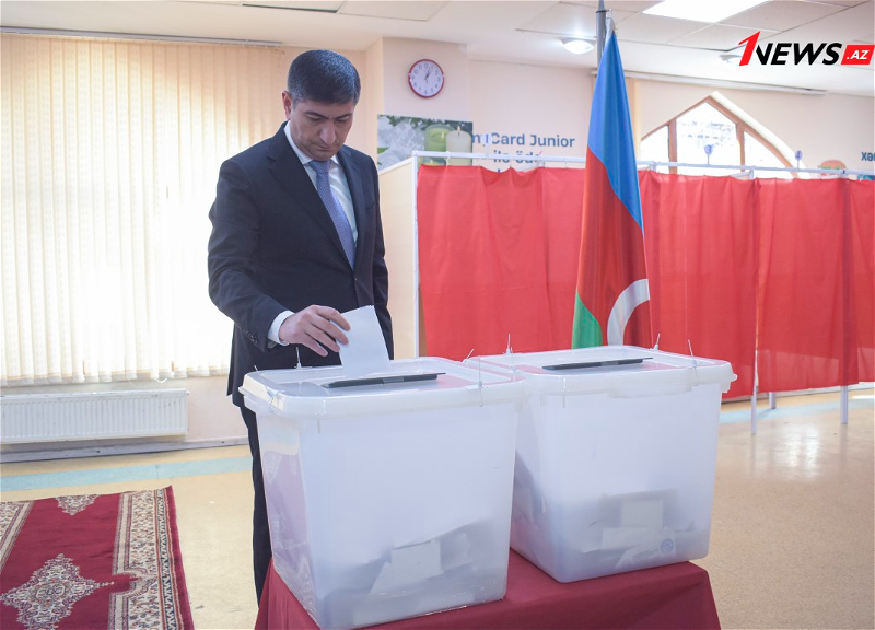 Глава Исполнительной власти Ясамальского района проголосовал на выборах - ФОТО