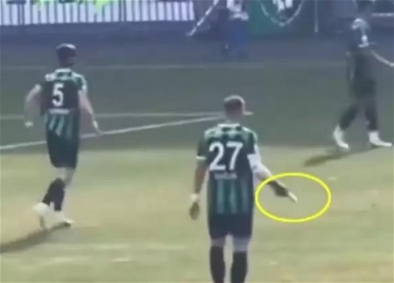 Футболист в Турции весь матч провел со смартфоном в руках – ВИДЕО