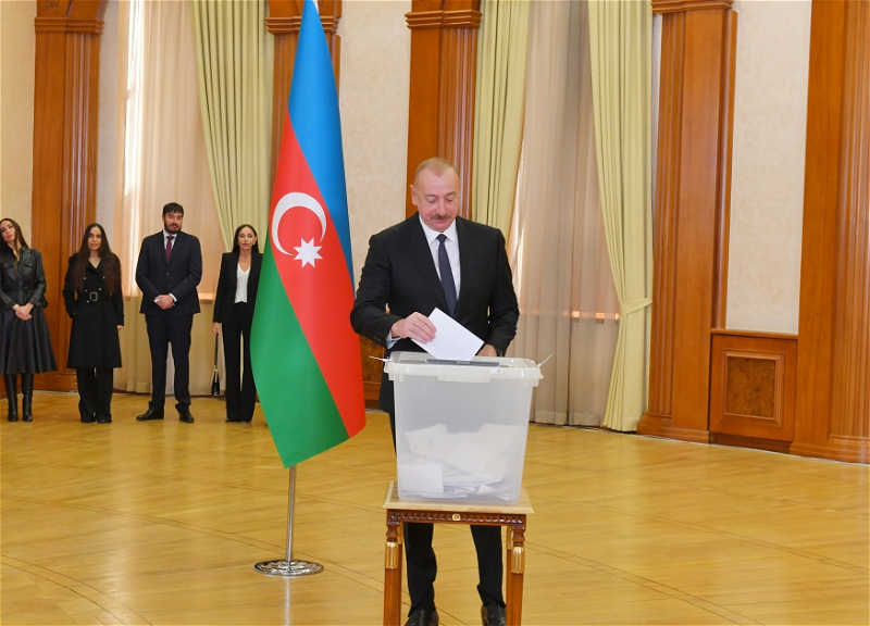 Ильхам Алиев, первая леди Мехрибан Алиева и члены их семьи проголосовали в Ханкенди - ФОТО - ВИДЕО