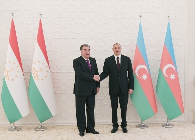 Эмомали Рахмон позвонил Президенту Ильхаму Алиеву
