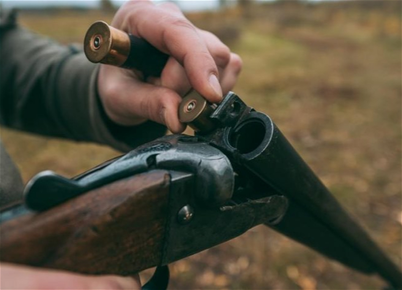 В Товузе мужчина случайно застрелил себя, пытаясь застрелить птицу