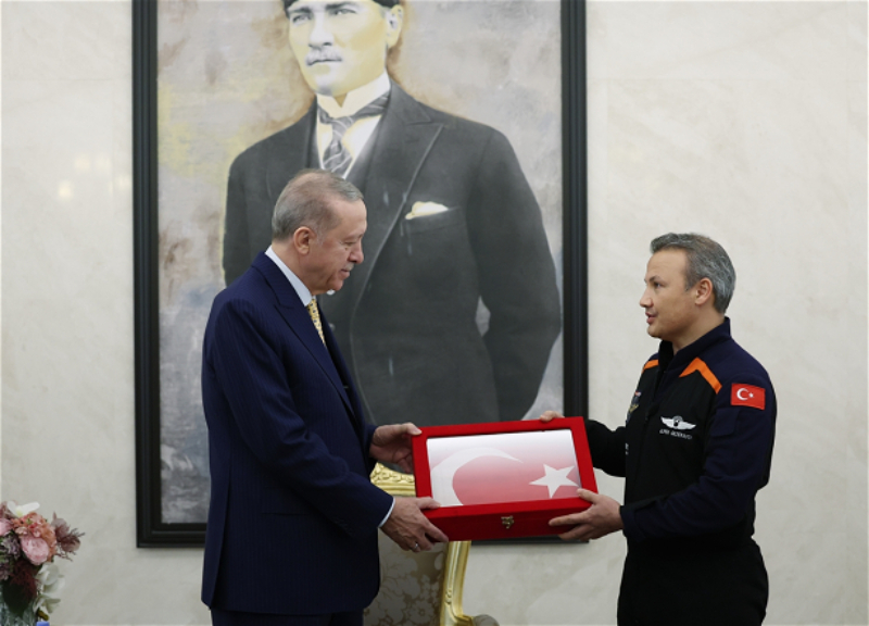 Что Эрдоган подарил на память первому турецкому космонавту – ФОТО
