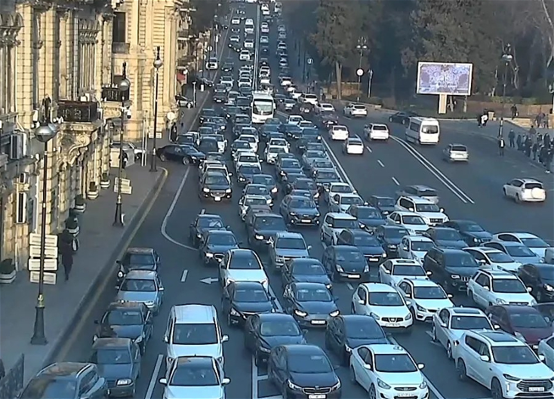 На дорогах Баку образовались заторы и пробки - ФОТО