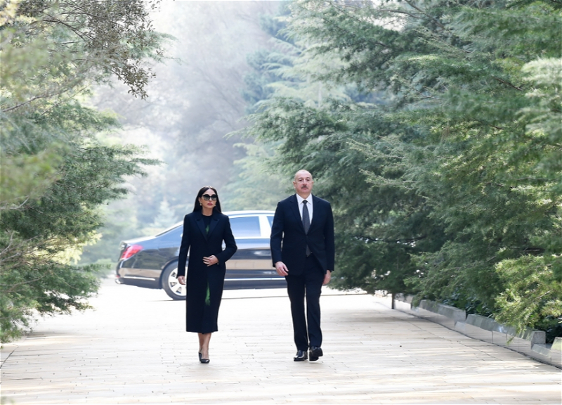 Президент Азербайджана после инаугурации посетил могилу Гейдара Алиева - ФОТО