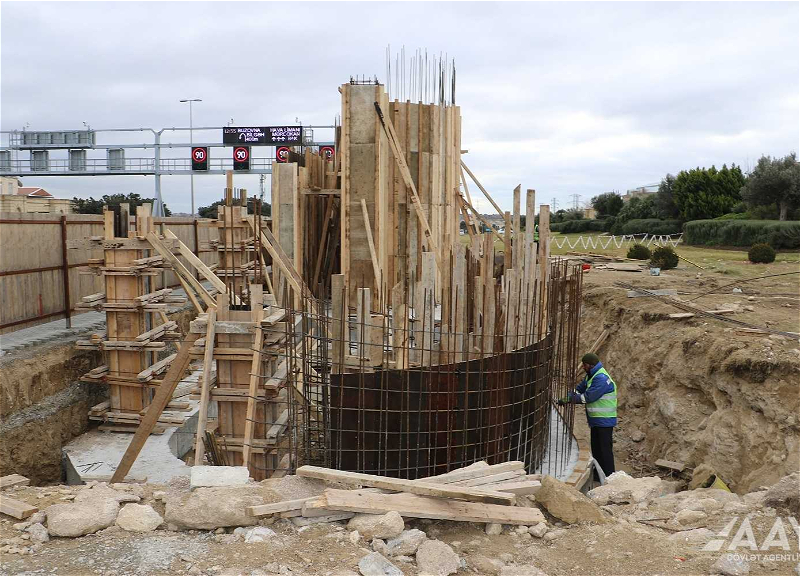 В Баку на оживленной трассе строится новый надземный переход - ФОТО