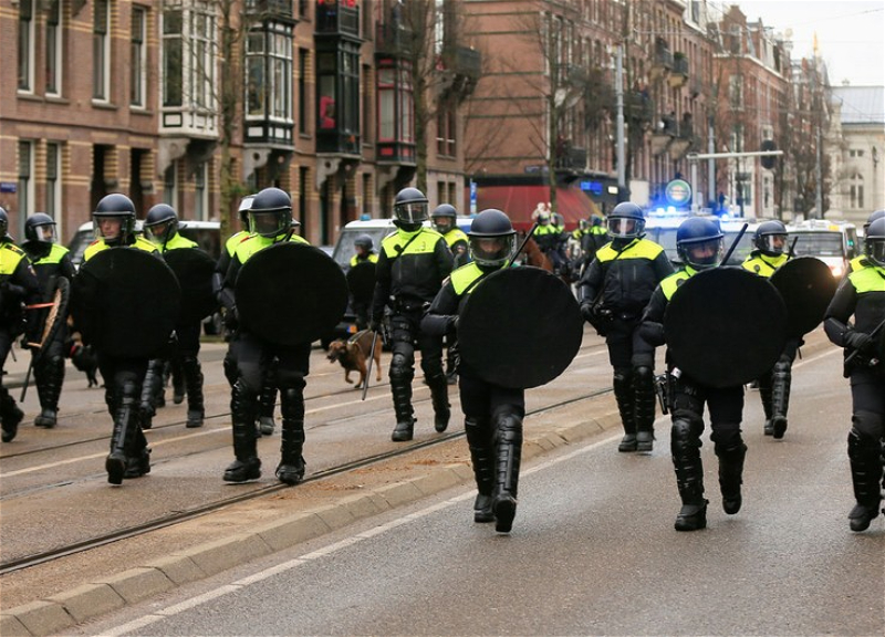 В Гааге шестеро полицейских получили травмы во время беспорядков
